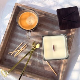 Ranní chvilka klidu - káva, oblíbená svíčka a pár minut jen pro sebe. 🌿 #vunnie #vunniecz #svicky #sojovesvicky...