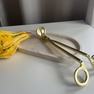 Aby si sójové svíčky uchovaly svůj krásný plamen, je důležité jim věnovat jemnou péči. Speciální nůžky na knot vám usnadní...