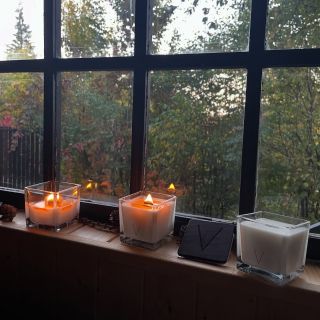 🍁Podzimní klid za oknem, teplo světla uvnitř. #vunnie #vunniecz #svicky #sojovesvicky #rucnivyroba #eko #udrzitelnost...