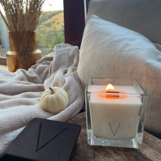 Naše sójová svíčka s dřevěným knotem promění každý kout v malou oázu klidu – a po dohoření může její skleněná nádoba dál...